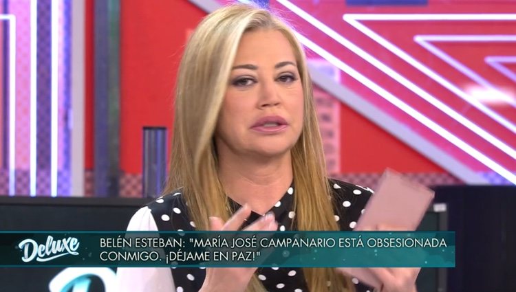 Belén Esteban enseñando su móvil / Telecinco.es