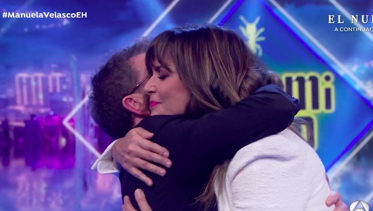 Pablo Motos y Nuria Roca se abrazan en 'El Hormiguero' /Foto: antena3.com