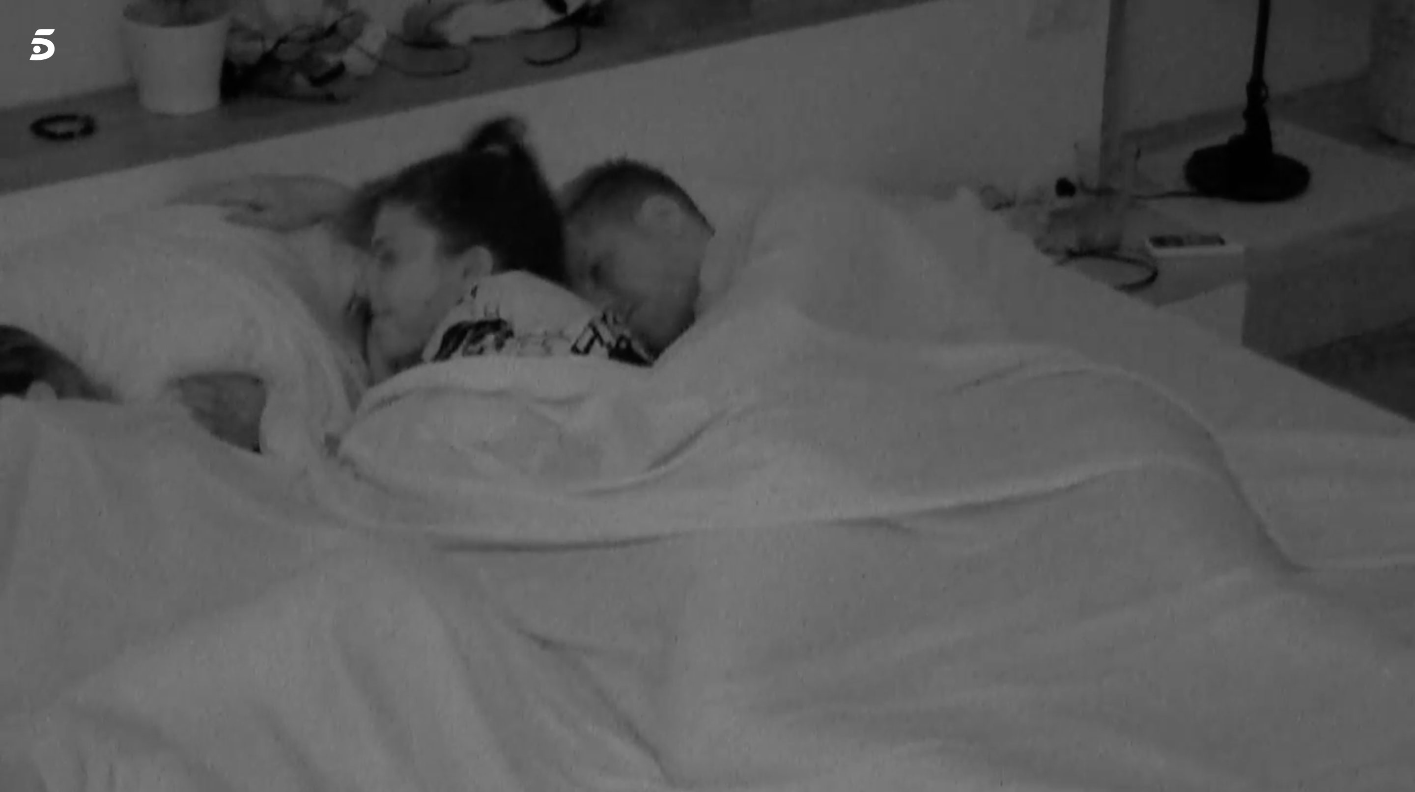 Lola en la cama con Carlos y una tercera persona | Foto: Telecinco.es