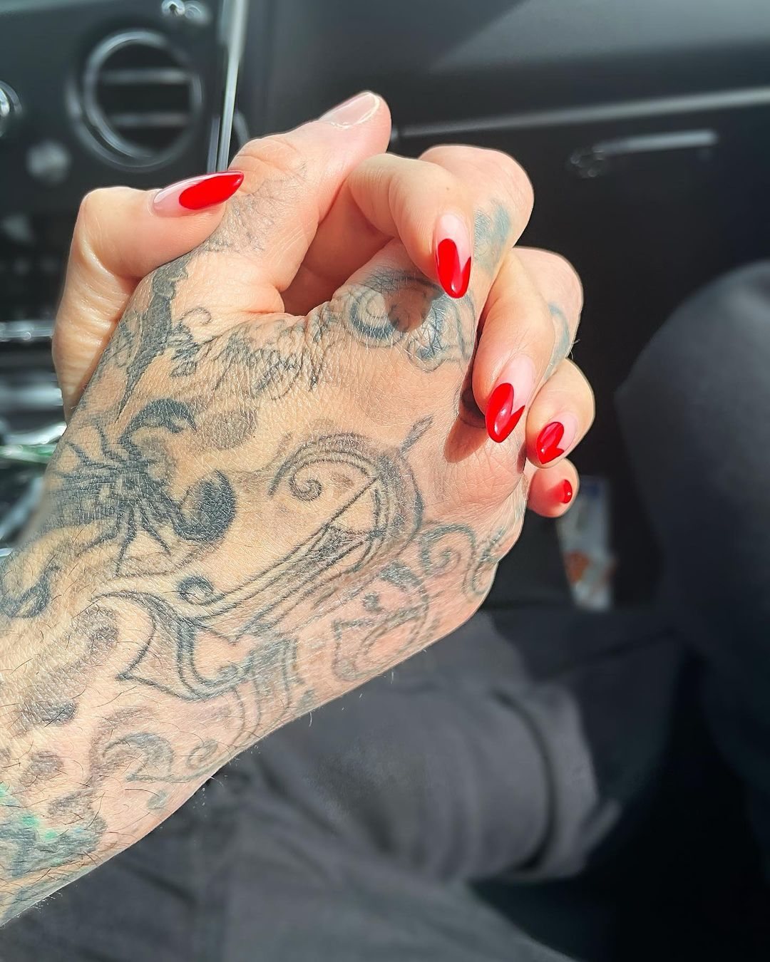 Kourtney Kardashian confirmó su relación con Travis Barker con esta fotografía | Foto: Instagram