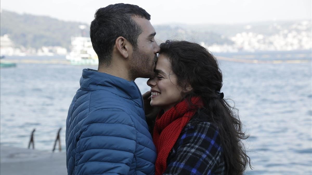 Sarp y Bahar en un fotograma de 'Mujer'