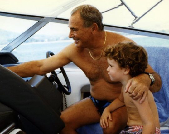 Álex Lequio cuando era un niño con su abuelo materno/ Foto: Instagram