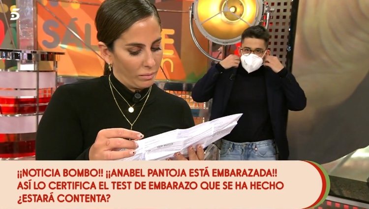 Anabel Pantoja leyendo el prospecto del test de embarazo / Telecinco.es