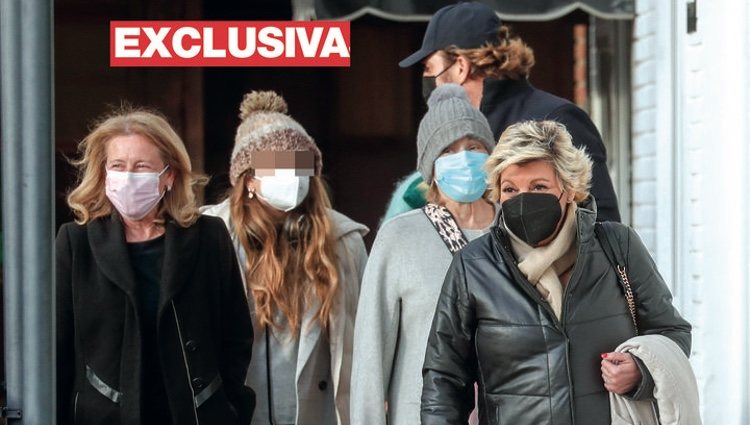 Mila Ximénez con Terelu, su hermana y Raúl Prieto en la portada de Diez Minutos