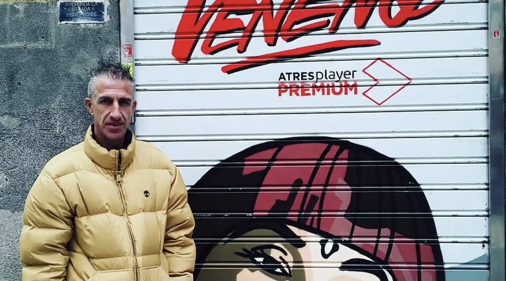 Andrea Petruzzelli posando ante un mural de la serie 'Veneno' | Foto: Redes sociales