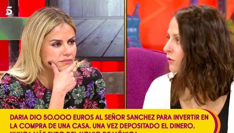 Mónica Hoyos escucha atenta los testimonios contra su novio. /Foto: telecinco.es