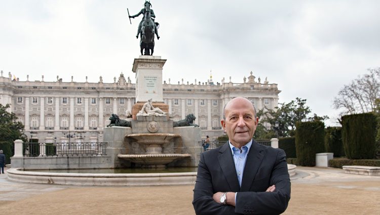 José Antonio Zarzalejos con el Palacio Real al fondo