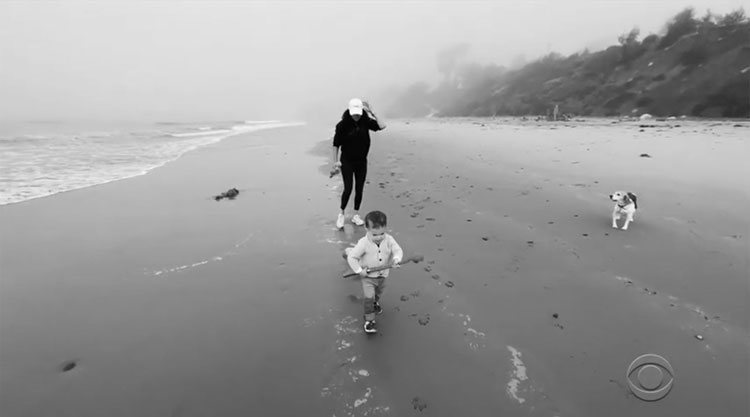 Meghan, Archie y uno de sus perros en la playa