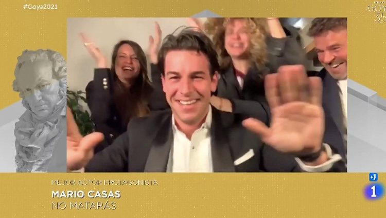 Mario Casas rodeado por su familia al recibir el Goya | Foto: RTVE.ES