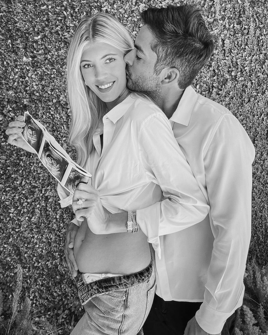 Devon Windsor y su marido anunciando que van a ser padres | Foto: Telecinco.es