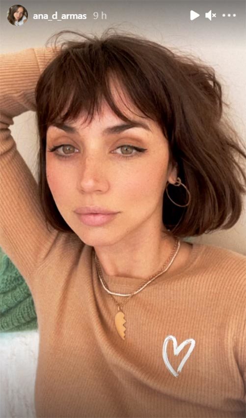 Ana de Armas llevando un colgante con medio corazón/ Foto: Instagram