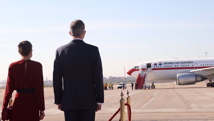 Los Reyes Felipe y Letizia en su despedida oficial en Barajas