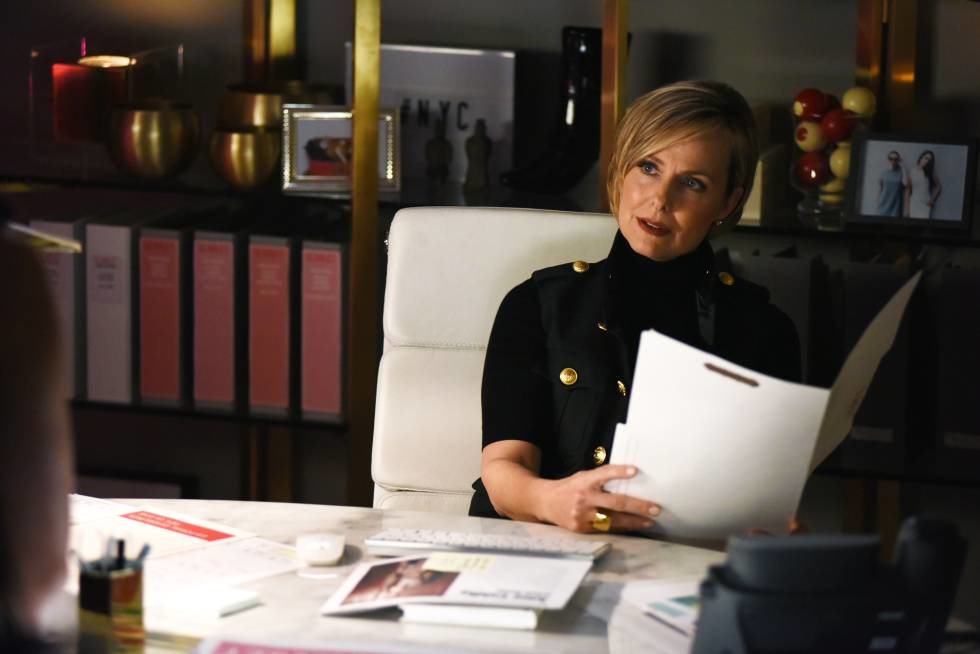 Melora Hardin dando vid a Jacqueline en 'The bold type'