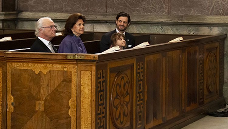 Los Reyes de Suecia con su hijo Carlos Felipe y su nieto Alejandro