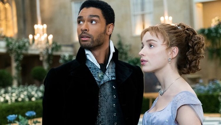 Regé-Jean Page y Phoebe Dynevor en una escena de 'Los Bridgerton'