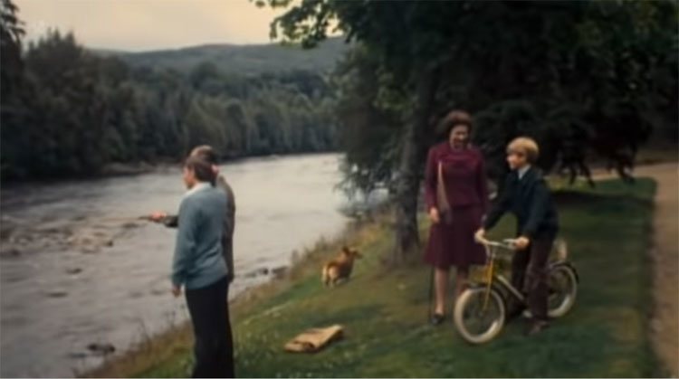 La Reina Isabel y el Duque de Edimburgo con sus hijos Andrés y Eduardo