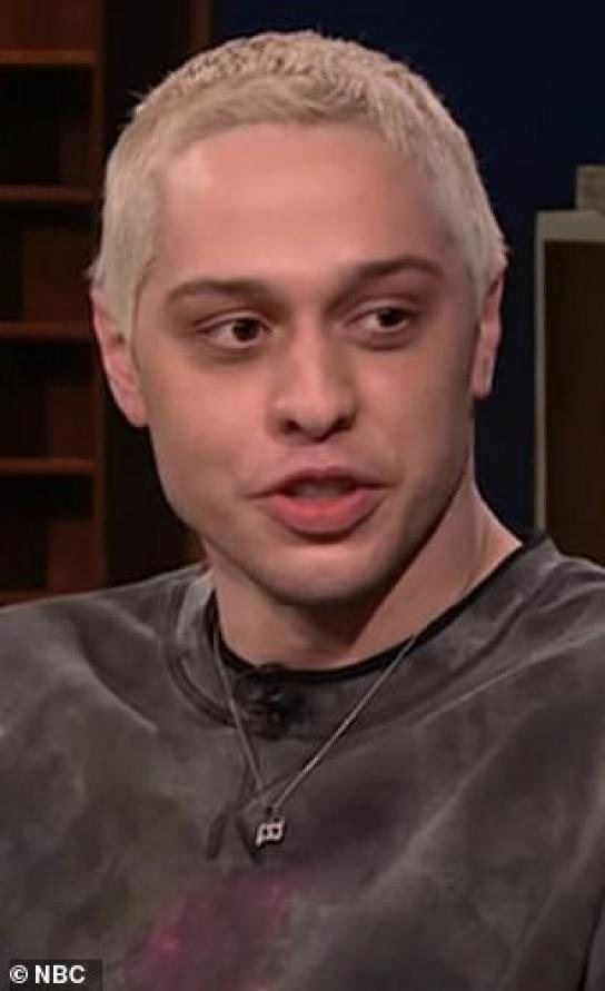 Pete Davidson con el collar en la NBC