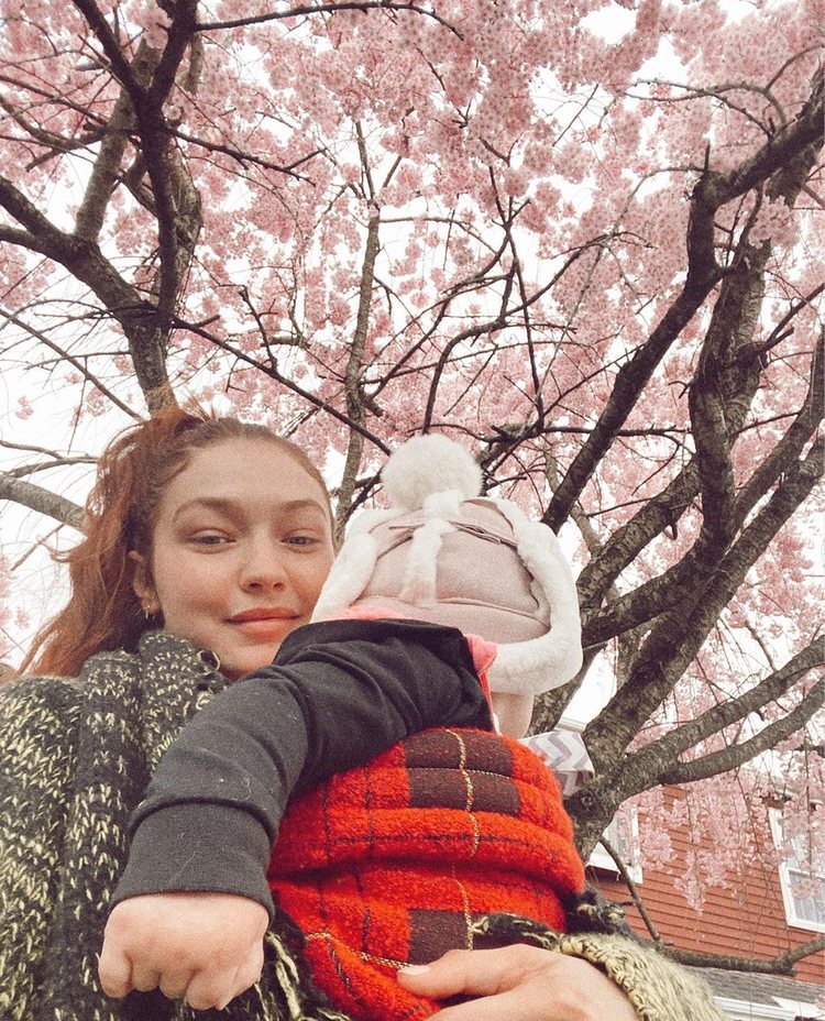 Gigi Hadid junto a su hija Khai durante un día en la granja familiar | Foto: Telecinco.es