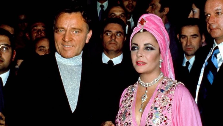 Elizabeth Taylor (con la perla Peregrina) y Richard Burton | Blogspot