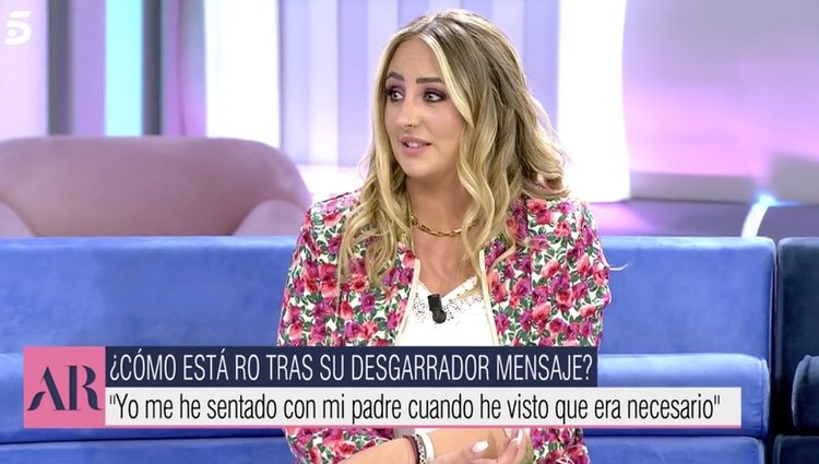 Rocío Flores escucha sus declaraciones | Foto: telecinco.es