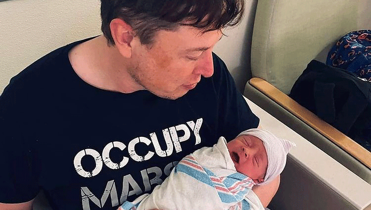 Elon Musk sujetando a su hijo X Æ A-12 Musk | Foto: Instagram