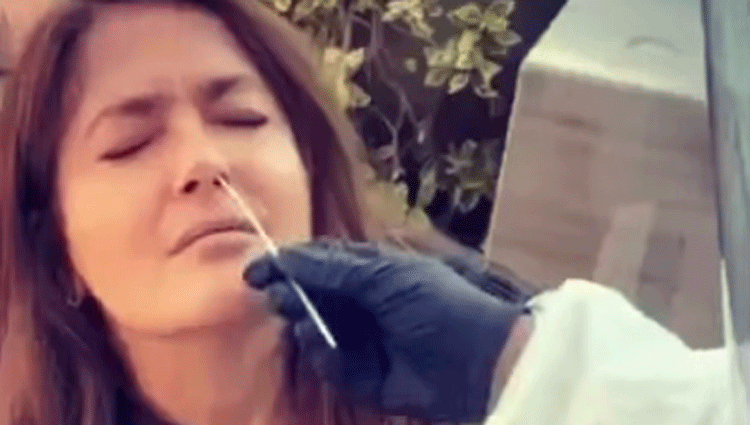 Salma Hayek mientras le hacen una prueba PCR | Foto: Instagram