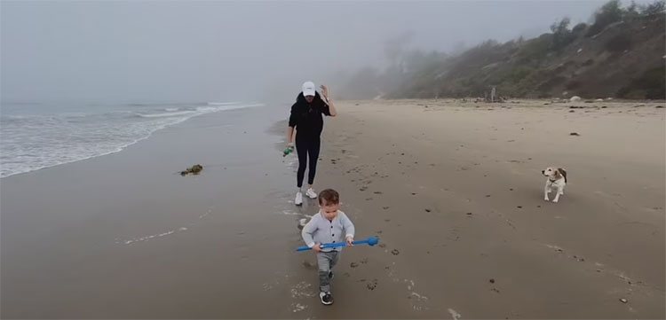 Meghan y Archie con su perro en la playa