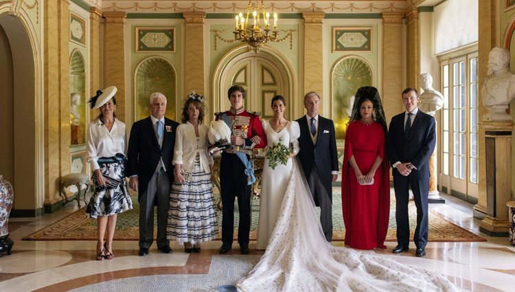 Carlos Fitz-James Stuart y Belén Corsini con sus padres y los Duques de Calabria en su boda