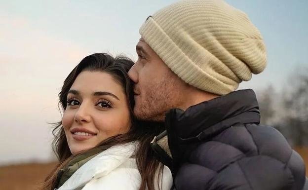 Hande Erçel y Kerem Bürsin en un fotograma de 'Love is in the air'