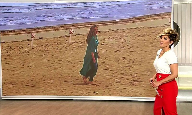 Rocío Carrasco paseando por la playa en Chipiona | Foto: Telecinco.es