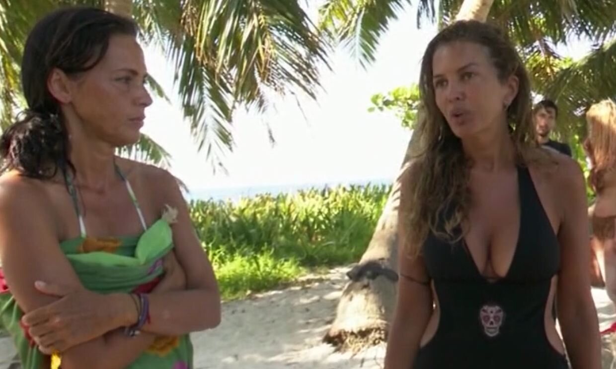 Marta López hablando con Olga Moreno en 'Supervivientes'/ Foto: telecinco.es