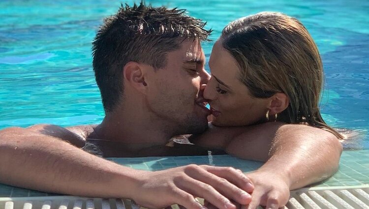 Javi Tudela y Marina Romero en la piscina | Instagram