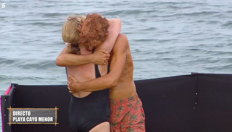 El reencuentro de Alejandro y su madre Paz en 'Supervivientes' | Foto: Telecinco