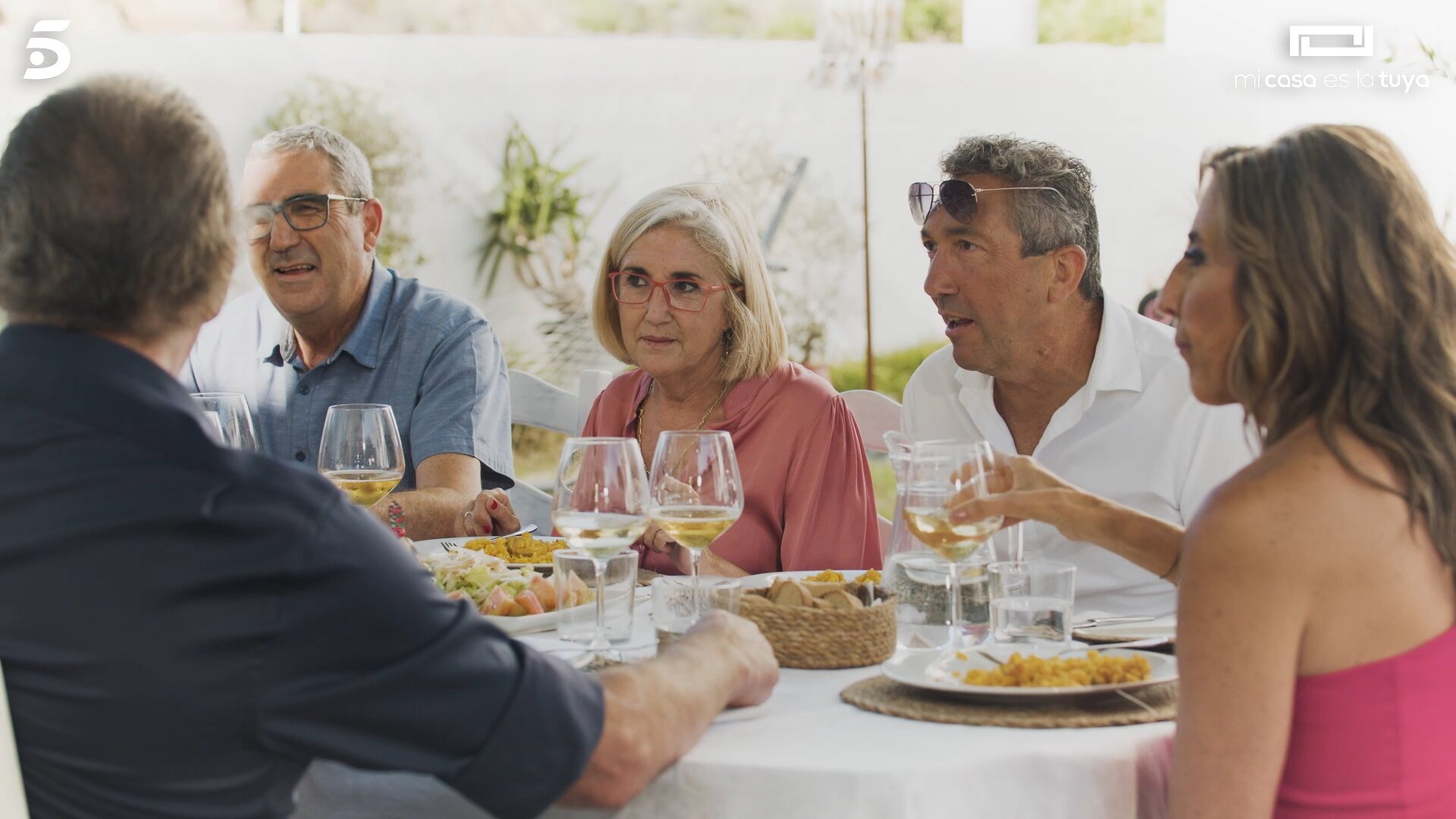 Paz Padilla con sus hermanos y Bertín Osbrone en 'Mi casa es la tuya'/ Foto: telecinco.es