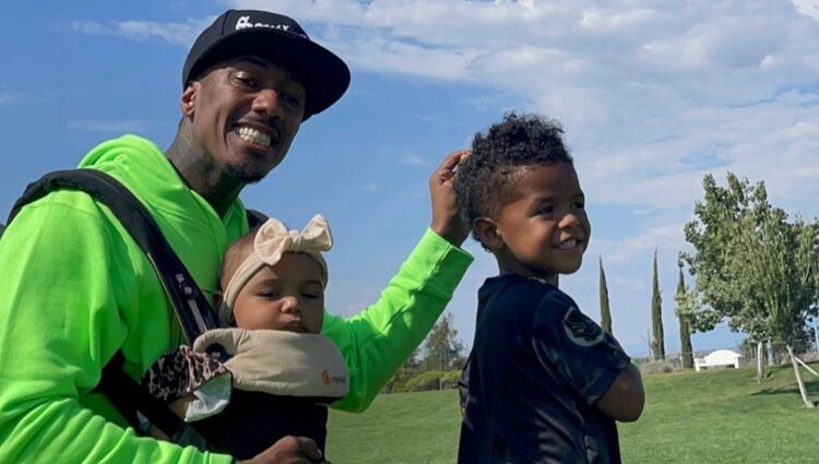 Nick Cannon disfrutando con dos de sus hijos | Foto: Instagram