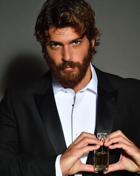 Can Yaman promociona la colonia 'Manía'/ Foto: Instagram