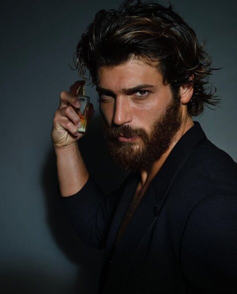 Can Yaman posando con el perfume/ Foto: Instagram