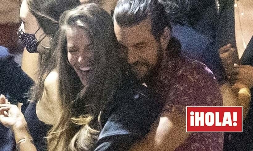 Mario Casas y Desiré Cordero en la revista ¡Hola!