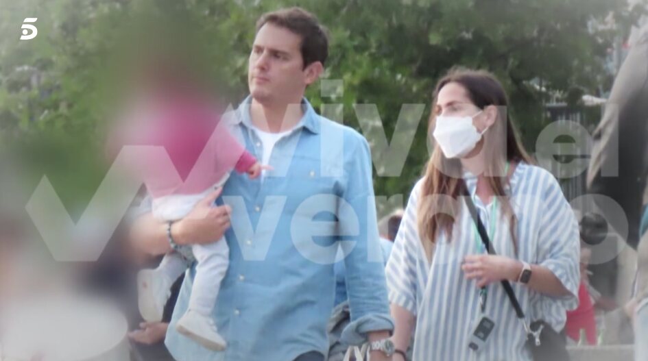 Malú y Albert Rivera con su hija Lucía durante las vacaciones | Foto: Telecinco.es