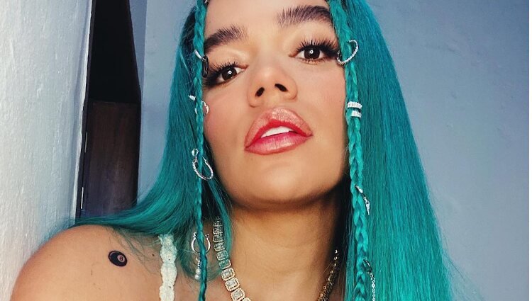 Karol G se tatúa una bola de billar negra con el número ocho | Foto: Instagram