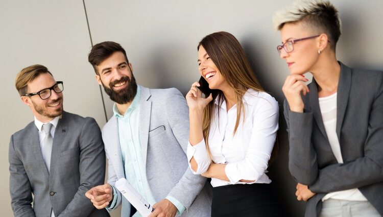 No seas tímido y forma equipo con tus compañeros de trabajo 