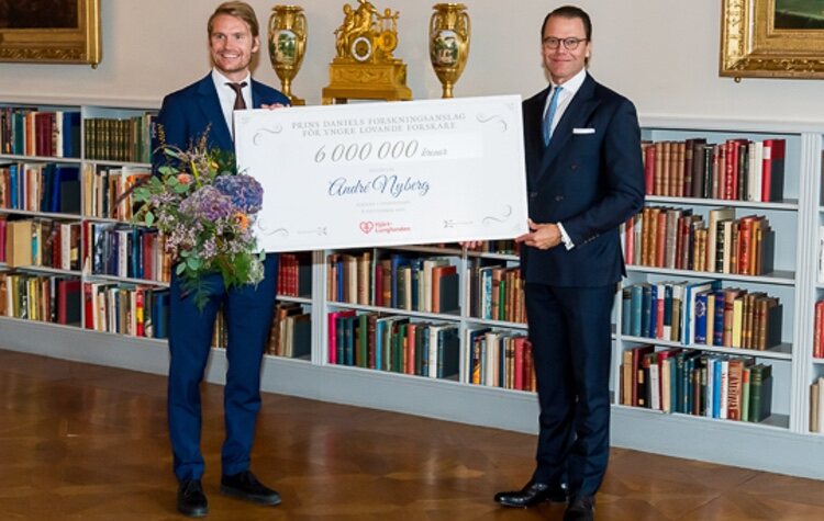 Daniel de Suecia en la entrega de la beca de investigación de la Heart-Lung Foundation a André Nyberg