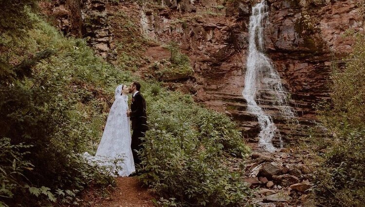 Lily Collins y Charlie McDowell en un paraje de ensueño | Instagram