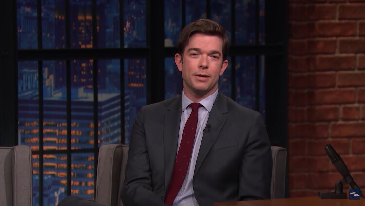 John Mulaney en el programa 'Late Night with Seth Meyers' | Foto: Youtube