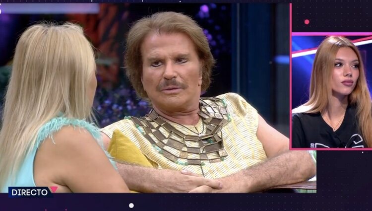 Bigote cuenta su historia y Alejandra escucha atentamente | Foto: telecinco.es