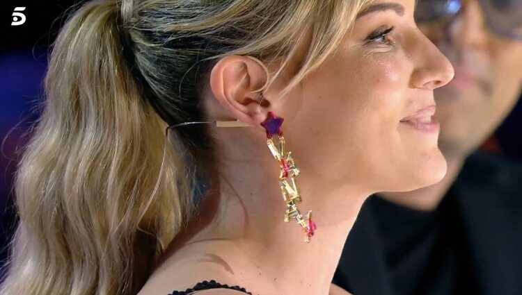 Edurne muestra su pendiente | Foto: telecinco.es