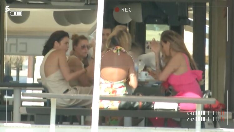 Olga Moreno pillada con sus amigas hablando de Rocío Carrasco | Foto: Telecinco.es