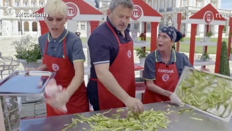 Verónica Forqué lanzando los espárragos | Foto: rtve.es