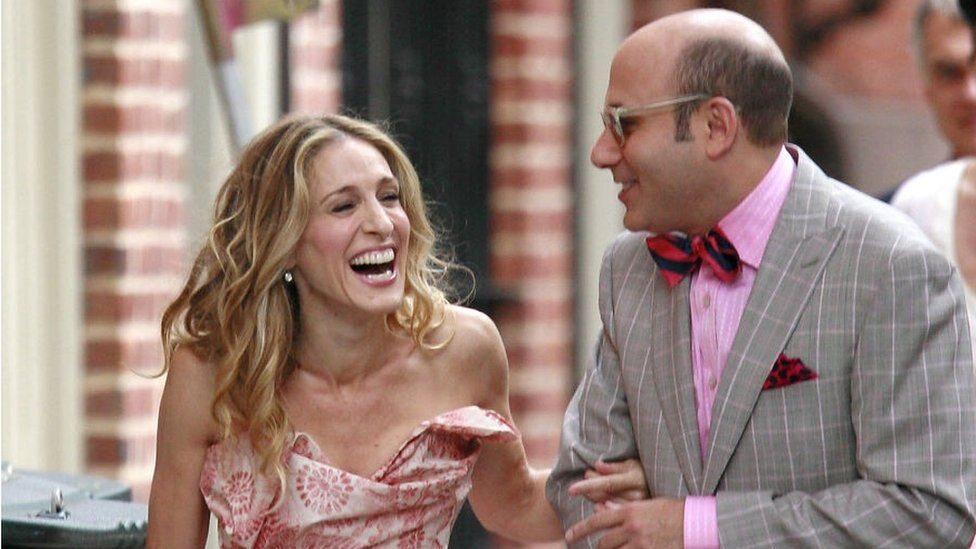 Willie Garson con Sarah Jessica Parker en un fotograma de 'Sexo en Nueva York'