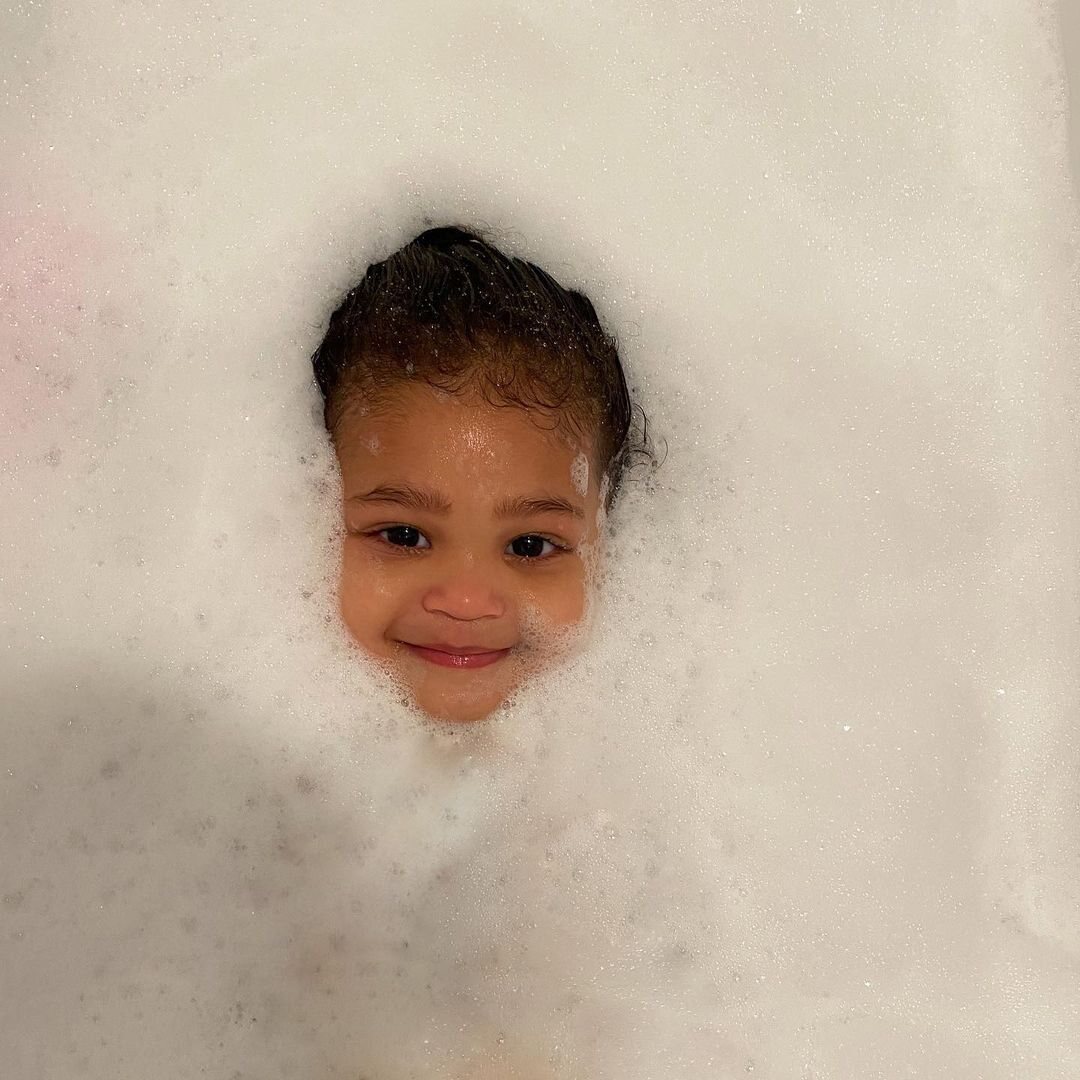 Kylie Jenner lleva probando los productos de Kylie Baby con Stormi desde hace años | Foto: Instagram